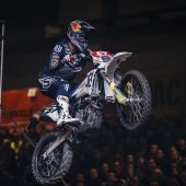 Billy Bolt von Husqvarna Factory Racing hat den Sieg in der zweiten Runde der FIM SuperEnduro Weltmeisterschaft 2023 in Riesa, Deutschland, errungen.